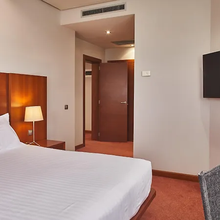 מלון Silken Ciudad 4*